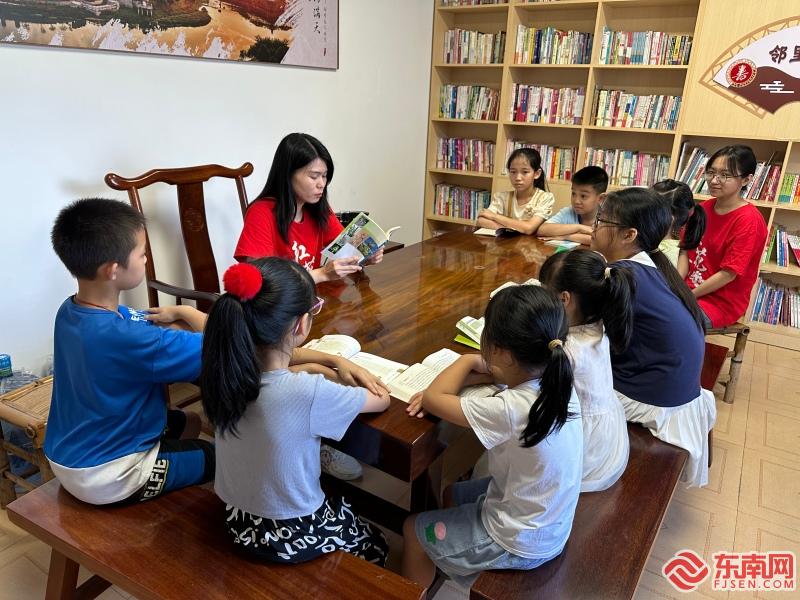 batch_暑期夏令营，志愿者带领花石社区儿童在农家书屋开展读书活动 (2).jpg