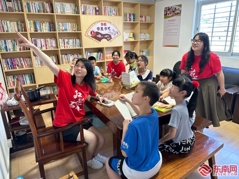 batch_暑期夏令营，志愿者带领花石社区儿童在农家书屋开展读书活动 (1).jpg