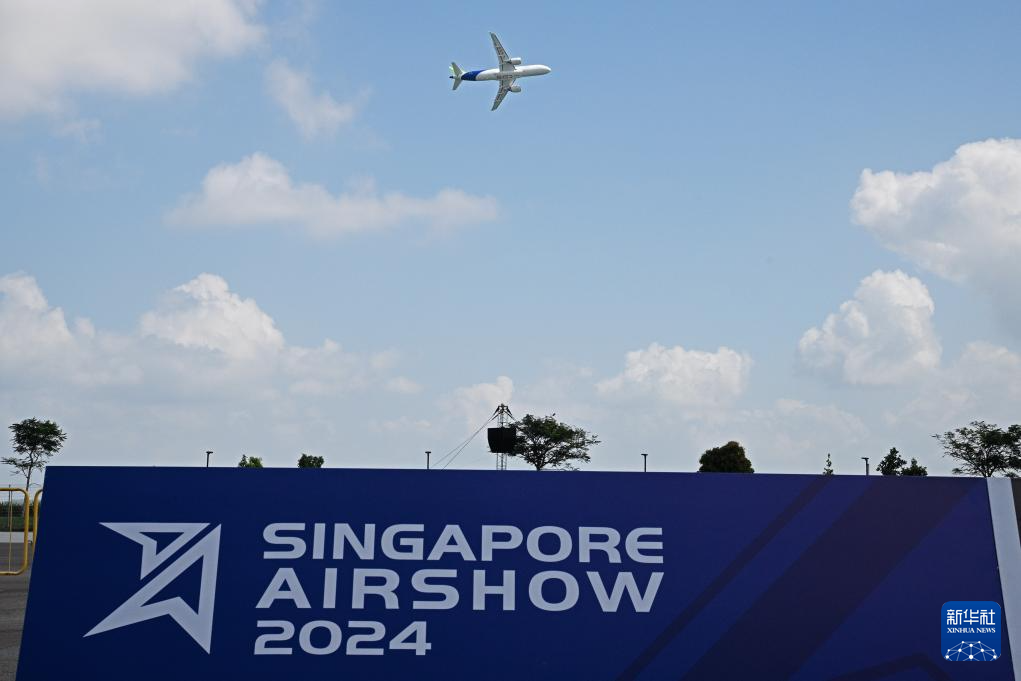 国产大型客机C919在新加坡进行预演飞行