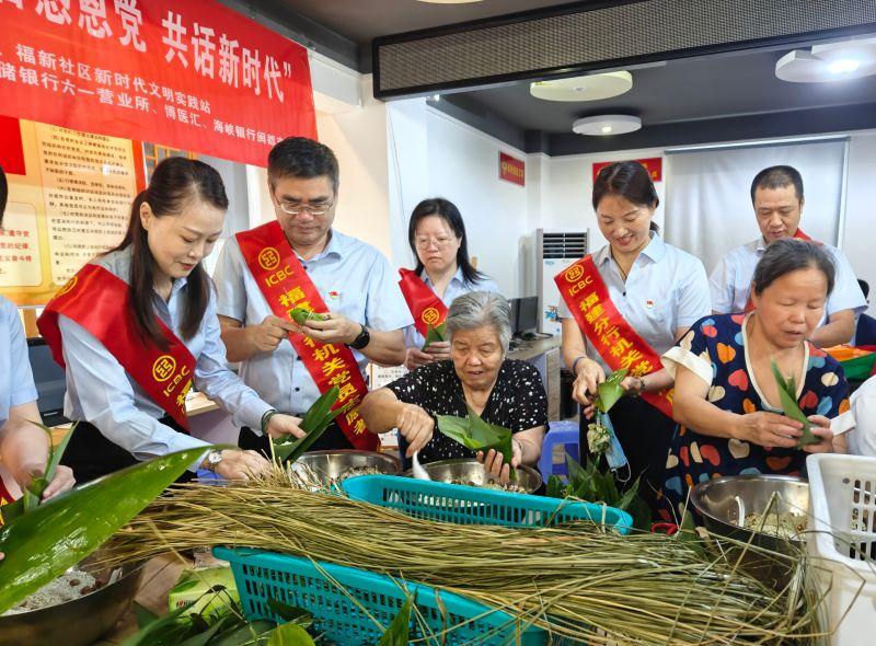 batch_党员志愿者与居民一同包粽子中（1）.jpg