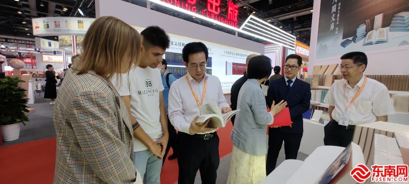 batch_图15 参会领导向越南使节介绍福建展区图书.jpg