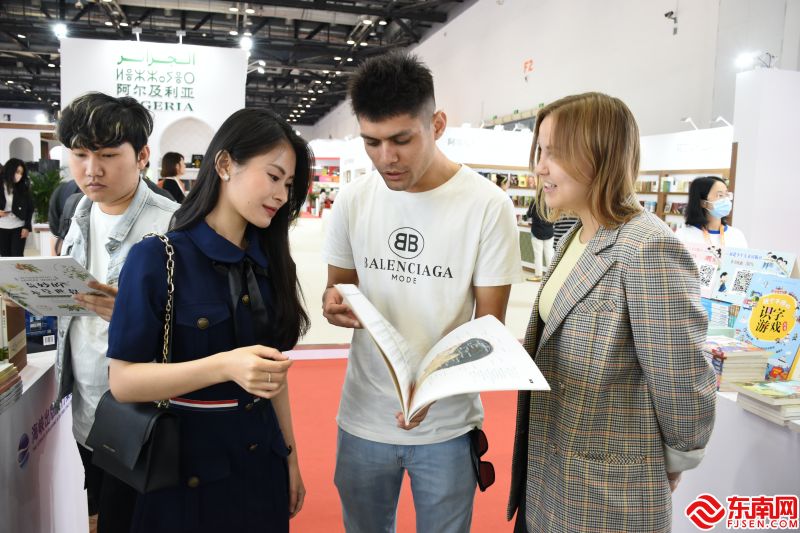 batch_图17 外宾参观福建科学技术出版社展区.jpg