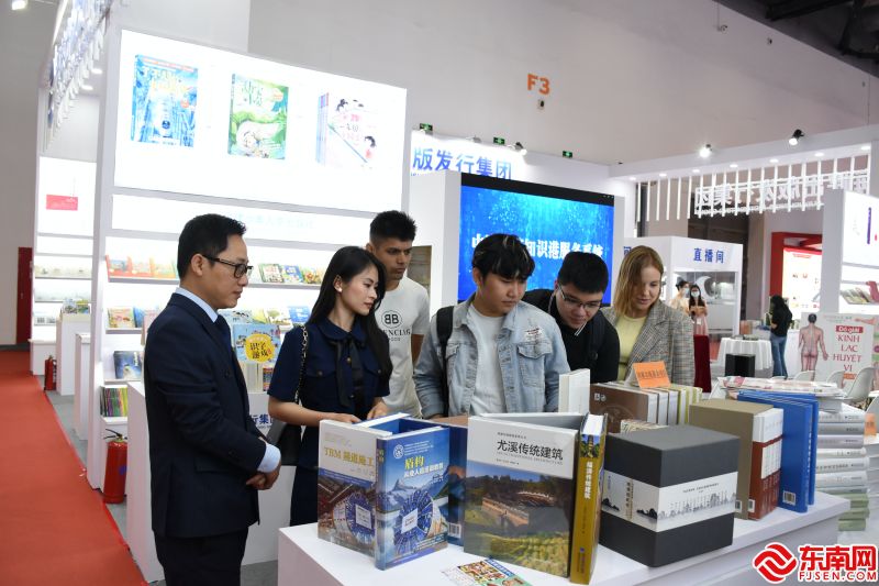 batch_图16 外宾参观福建科学技术出版社展区.jpg