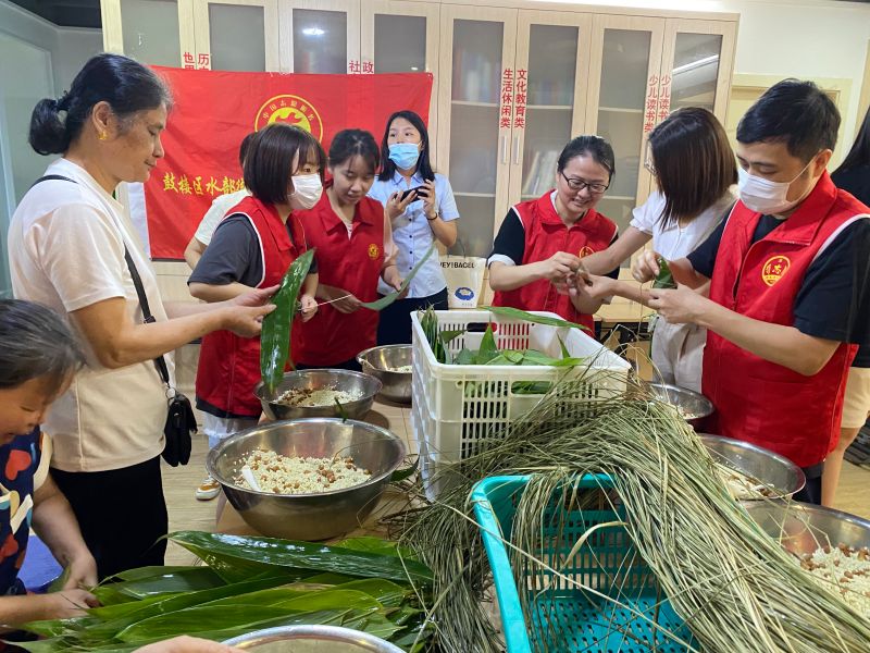 batch_党员志愿者与居民一同包粽子中(3).jpg