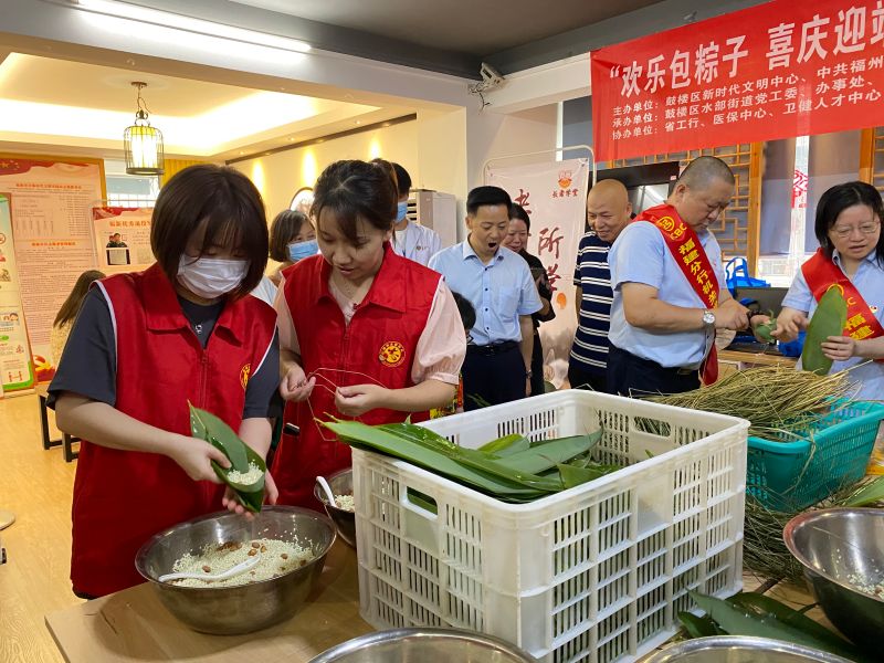 batch_党员志愿者与居民一同包粽子中(4).jpg