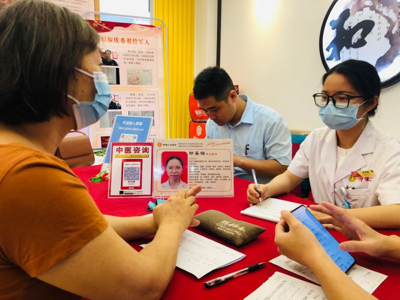 batch_博医汇医务工作者耐心地询问居民身体状况.jpg