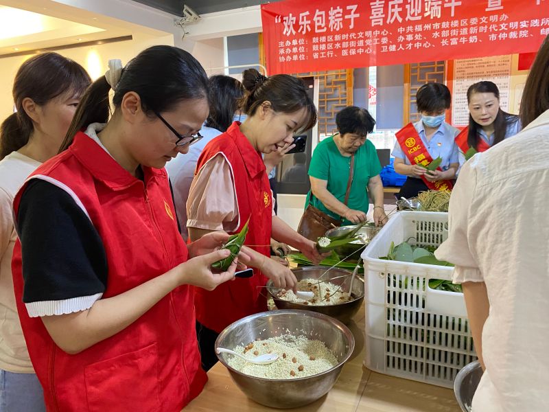 batch_党员志愿者与居民一同包粽子中(2).jpg