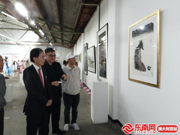 batch_嘉宾观展.jpg