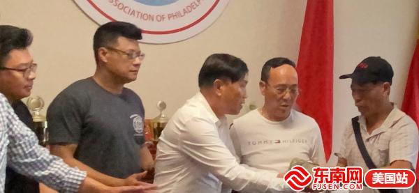 batch_3林锦水,林世锋,林铃坚,林正官把捐款七万一百零七元美元交给死者父亲林宝申手中.jpg batch_3林锦水,林世锋,林铃坚,林正官把捐款七万一百零七元美元交给死者父亲林宝申手中.jpg