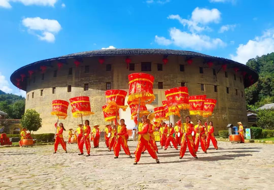 永定土楼前大鼓凉伞(福建土楼永定景区 供图).jpg 永定土楼前大鼓凉伞(福建土楼永定景区 供图).jpg